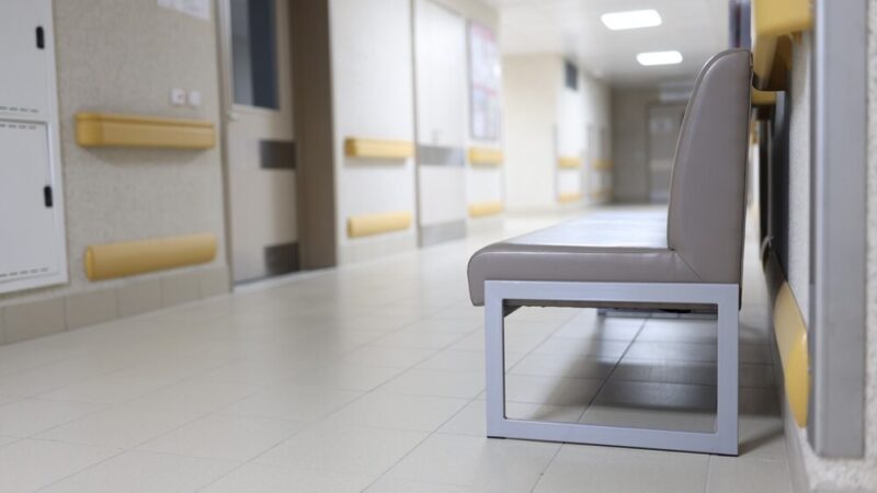 Kryzys w szpitalach powiatowych: samorządy wzywają do pilnych reform systemu zdrowia