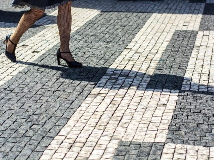 Czujna przechodnia ratuje psa przywiązanego do słupa