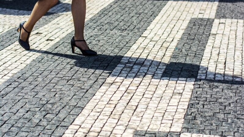 Czujna przechodnia ratuje psa przywiązanego do słupa