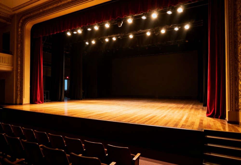 Młodzież z Technikum nr 6 w Nowej Słupi zachwyca na scenie z nową wersją „Królewny Śnieżki”