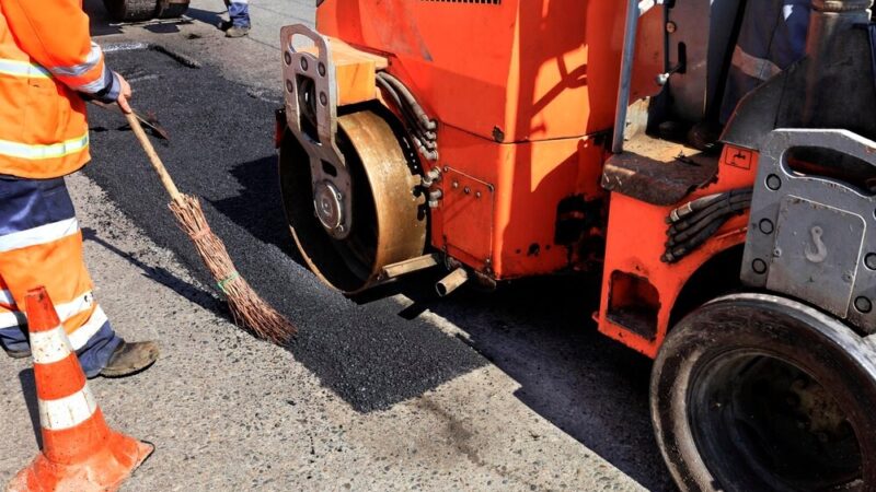 Wiosenne sprzątanie dróg gminnych w Chęcinach