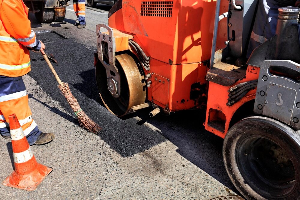 Wiosenne sprzątanie dróg gminnych w Chęcinach