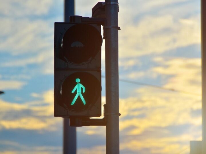 Nowa strefa zamieszkania w Nowej Słupi – piesi zyskują priorytet na ulicach Świętokrzyskiej i Szkolnej