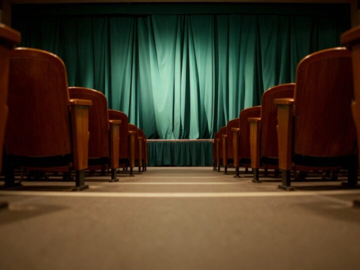 Teatr Gudejko: Śmiech i refleksja w „Nerwicy natręctw”