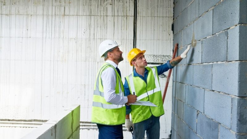 Rewitalizacja zabytkowej bramy w Łopusznie: Nowe życie dla XVIII-wiecznej perły