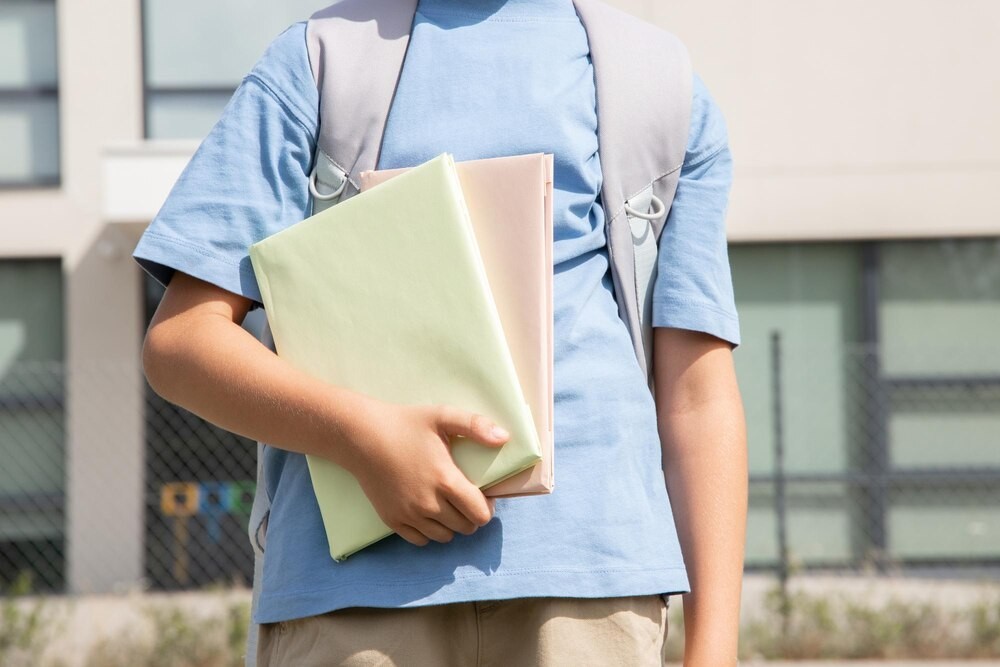 Nowi Absolwenci z Nowin: Świętowanie Zakończenia Edukacji i Nowe Horyzonty