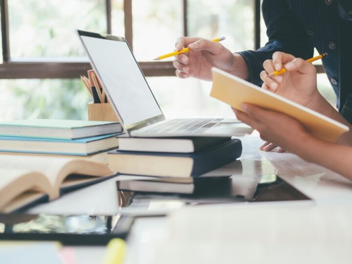 Uczniowie z Masłowa odkrywają narodowe symbole w bibliotece podczas majowego weekendu