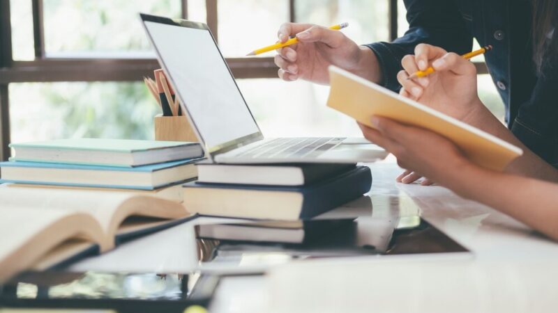 Uczniowie z Masłowa odkrywają narodowe symbole w bibliotece podczas majowego weekendu