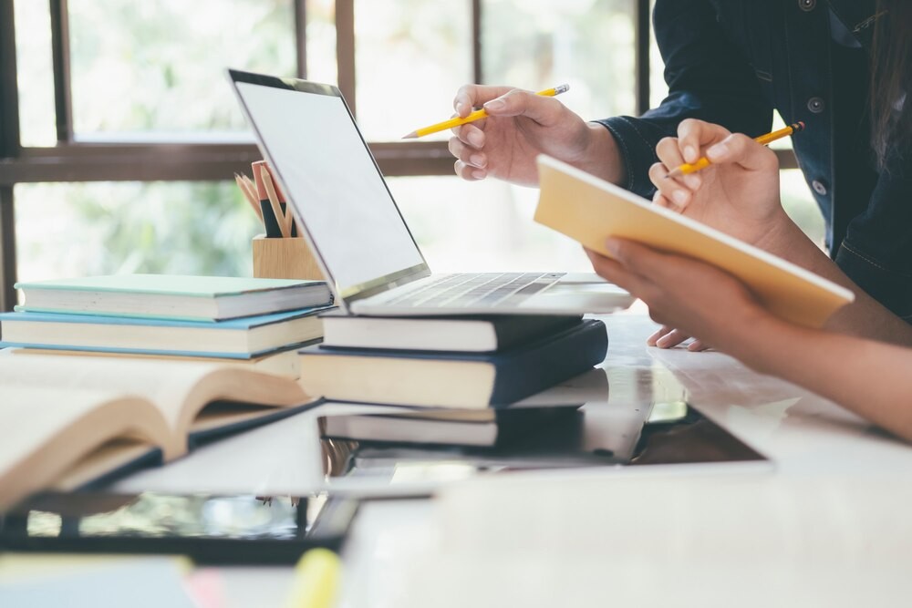 Uczniowie z Masłowa odkrywają narodowe symbole w bibliotece podczas majowego weekendu
