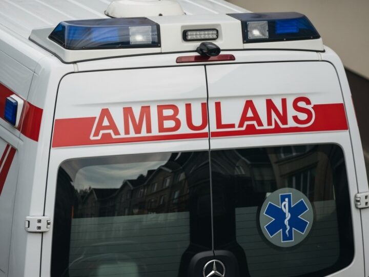 Policja w akcji: 2-latek uratowany z nagrzanego samochodu w Kielcach