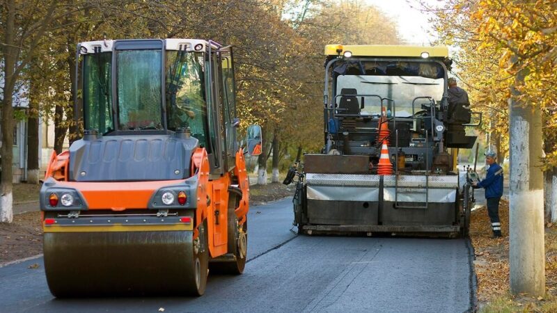 Milionowe inwestycje drogowe w gminie Piekoszów: modernizacja ulic w Janowie i Micigoździe