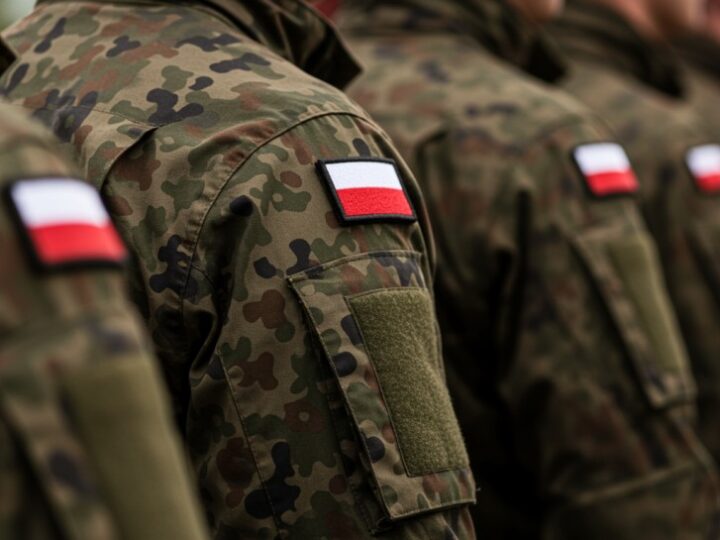 Kadrówka w Chęcinach: Uroczysty marsz z wojskową orkiestrą i apelem patriotycznym